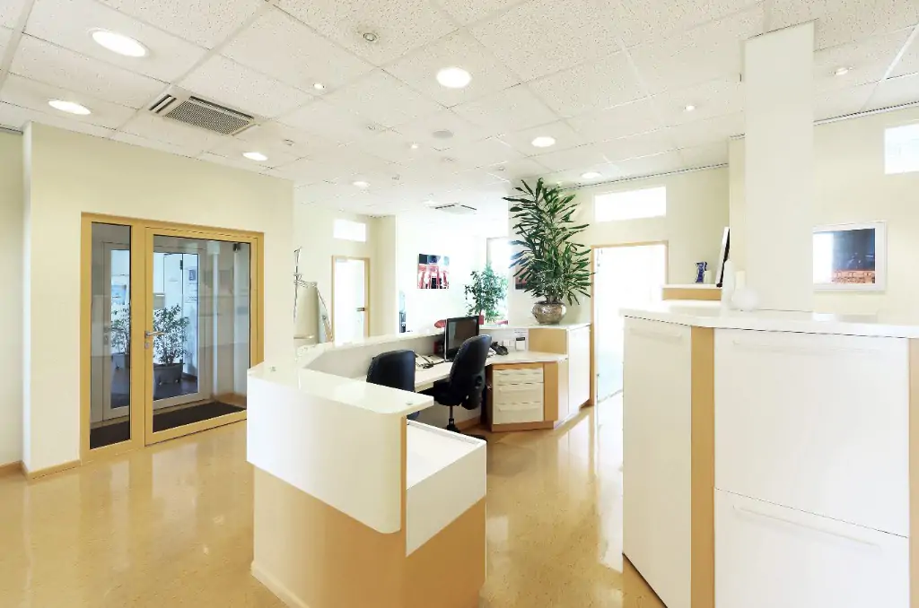 明るく清潔な受付