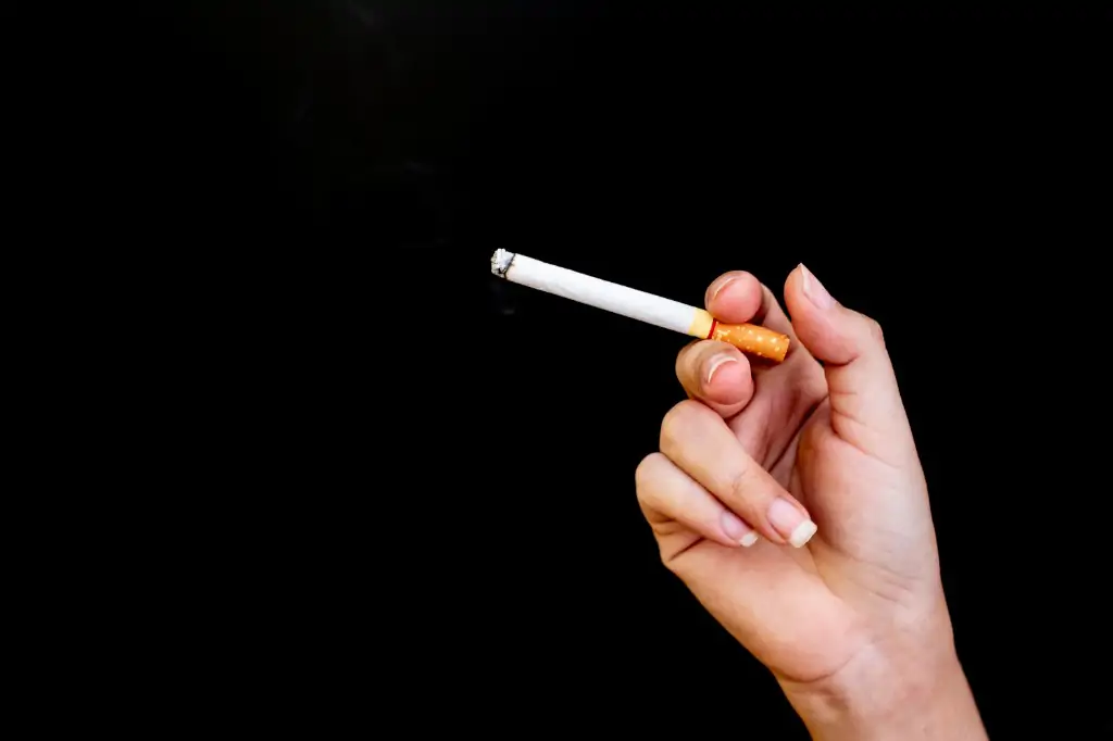 喫煙による歯茎の黒ずみ